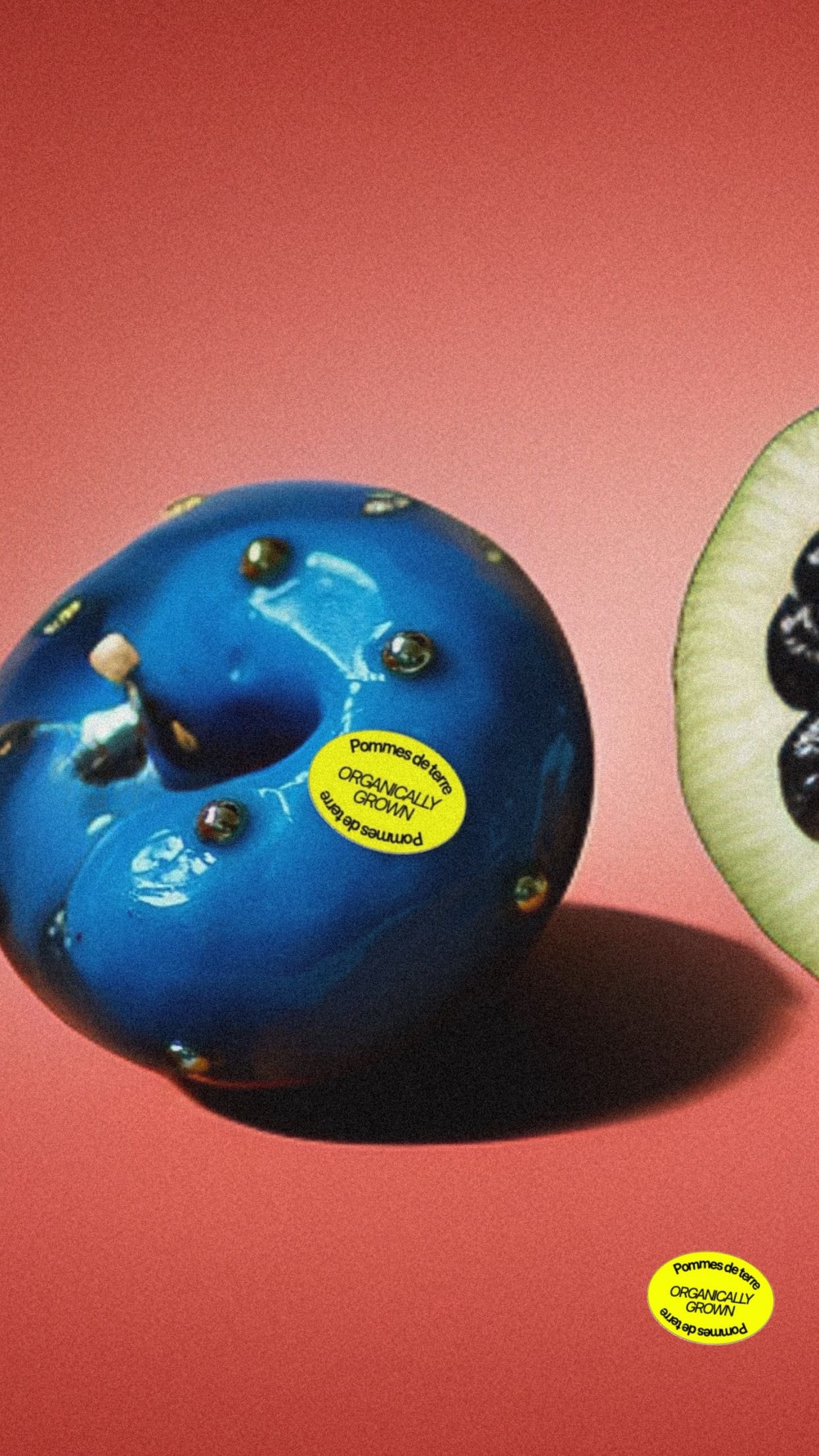 Manzana sobre fondo rosado y logo