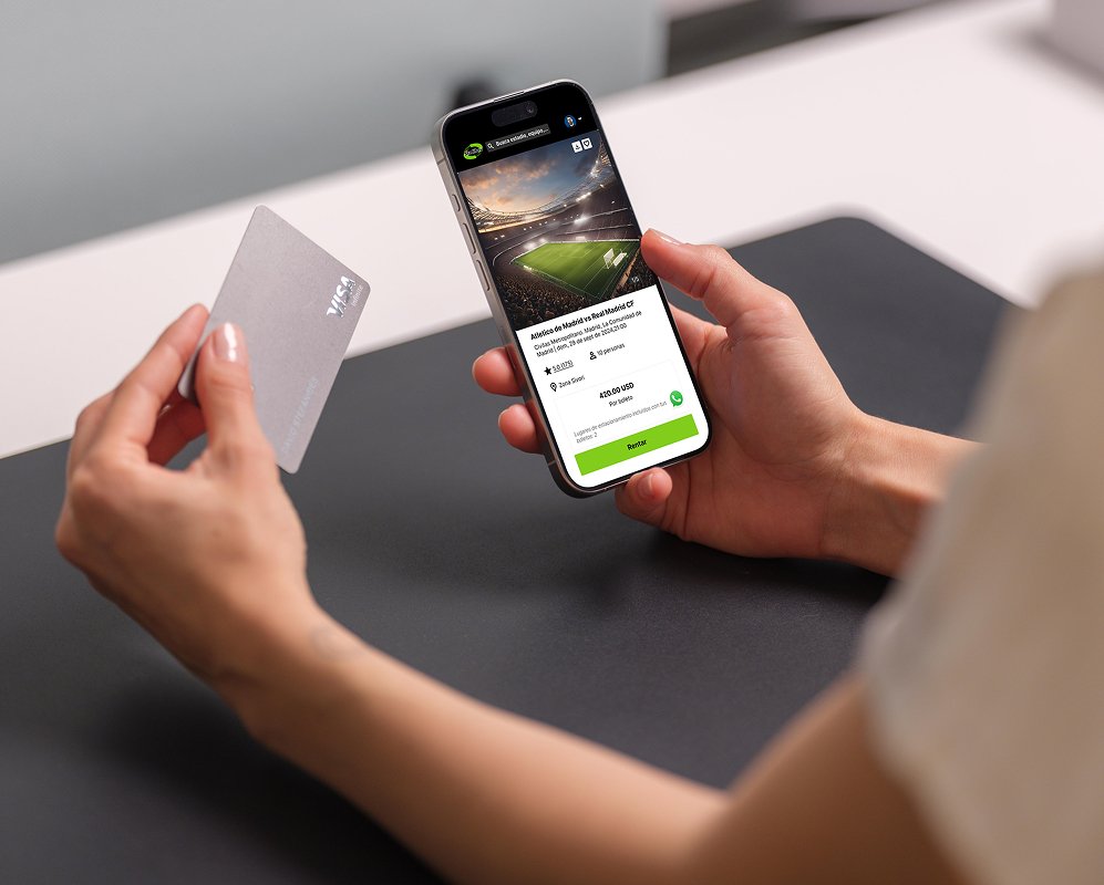 Usuaria con la interfaz móvil de la plataforma de Stadibox pagando un servicio con su tarjeta desde su iphone